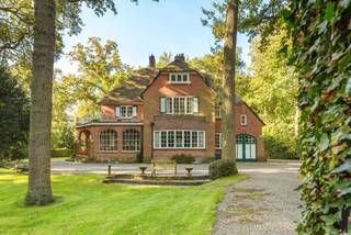 In Vriesdonk, rietgedekte karaktervolle villa met authentieke elementen, prachtige parktuin, hoge plafonds en veel...