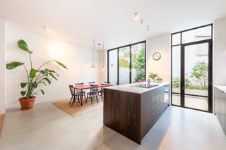 Stijlvol <strong>gerenoveerd herenhuis </strong>met <strong>stadstuin</strong> op <strong>toplocatie in het bruisende Zuid</strong><br /><br />Op <strong>wandelafstand van het Museum van Schone Kunsten, Marnixplaats</strong> en tal van gezellige restaurants en cafés, vindt u dit prachtig gerenoveerde herenhuis met indrukwekkende <strong>gevelbreedte</strong> en <strong>zonnige stadstuin.</strong><br /><br />Dit pareltje combineert moeiteloos <strong>hedendaags wooncomfort met authentieke charme.</strong> Het gelijkvloers verwelkomt u met een <strong>statige inkomhal en karaktervolle draaitrap, </strong>een sfeervolle <strong>leefruimte met haard,</strong> en een ruime <strong>leefkeuken</strong> met <strong>harmonicaramen</strong> die uitgeven op de <strong>zuidgerichte stadstuin</strong> — ideaal om buiten te genieten in alle rust.<br /><br />Op de eerste verdieping bevindt zich een <strong>royale master bedroom met dressing en toegang tot een zalig privéterras</strong>, perfect georiënteerd op de zon. Daarnaast is er een <strong>aparte badkamer </strong>en ingemaakte kasten in de hal. De tweede verdieping biedt<strong> een ruime tweede slaapkamer</strong> (eventueel opdeelbaar in twee kamers) en een <strong>tweede badkamer. </strong>De derde verdieping herbergt een d<strong>erde slaapkamer met eigen ensuite badkamer.</strong><br /><br />Een unieke woning voor wie op zoek is naar karakter, ruimte en hedendaagse luxe, in een van de meest gegeerde buurten van Antwerpen.<br /><br />Bijzonderheden:<br />-Ruime kelder <br /><strong>-Deze woning werd in 2023 totaal gerenoveerd</strong><br />-Energiezuinige woning <br />-Uitgerust met domotica<br />- Brede inkomhal waar u gemakkelijk de fietsen plaatst.