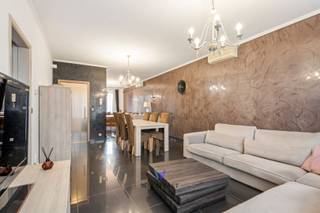 Située dans le quartier calme et recherché de la Vogeltjeswijk, ce bien spacieux offre de nombreuses possibilités d’aménagement. Le bien allie confort d’habitation et grande flexibilité. Actuellement aménagé en maison unifamiliale, il est toutefois répertorié comme immeuble à appartements, offrant la possibilité d’être redivisé en deux appartements distincts.<br /><br />Au niveau de la rue, vous trouverez un espace polyvalent pouvant parfaitement accueillir un bureau pour profession libérale ou indépendant, une salle de loisirs ou un local à vélos. Cet étage comprend également un grand garage, trois caves dont une aménagée en buanderie ainsi qu’un accès direct au jardin orienté est. Ce jardin, entièrement privé et sans vis-à-vis, constitue un véritable havre de paix.<br /><br />Le premier étage est dédié aux espaces de vie et se compose d’un séjour lumineux, d’une cuisine séparée avec débarras attenant, d’une salle de bains et d’une pièce supplémentaire pouvant faire office de bureau ou de chambre d’amis.<br /><br />Au deuxième étage, vous découvrirez deux chambres spacieuses, une salle de bains ainsi qu’une troisième grande pièce actuellement aménagée en chambre avec dressing.<br /><br />Grâce à sa configuration bel-étage, ses volumes généreux, son garage spacieux et sa situation paisible, ce bien conviendra parfaitement aux familles, indépendants ou investisseurs à la recherche d’un bien offrant flexibilité, intimité et potentiel de valorisation.<br /><br />Ce bien a retenu votre attention ?<br />N’hésitez pas à contacter Morgane : morgane@woonvast.be ou +32 498 60 61 75