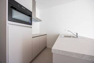 Bent u op zoek naar een energiezuinig en modern appartement in een groene en rustige omgeving met een prachtig balkon? Ontdek dan ’T Park, een exclusief nieuwbouwproject dat comfortabel wonen aan het iconische Rivierenhof in Deurne combineert met hedendaagse luxe en duurzaamheid.<br /><br />Indeling<br />U betreedt het appartement via de centraal gelegen inkomhal. Vooraan kan u dan vervolgens toegang nemen tot de lichtrijke woonkamer en de hoogwaardig afgewerkte open keuken met o.a. een vaatwasser, inductiekookplaat, combi-oven, koelkast en dampkap. <br /><br />Centraal in het appartement vindt u de strakke badkamer met inloopdouche en dubbel lavabomeubel, de praktische berging voor o.a. wasmachine en droogkast, alsook het aparte toilet. Verder is er nog één slaapkamer, met toegang tot het ruime balkon.<br /><br />Tot slot beschikt het appartement nog over een ondergrondse autostaanplaats (€100/maand) en een privatieve kelderberging. <br /><br />Gemeenschappelijke kosten: €65/maand (provisie minuterie en onderhoud lift/gemene delen)<br /><br />Pluspunten <br />- AAA-locatie: nabij openbaar vervoer, winkels, invalswegen, 't Rivierenhof, sportvoorzieningen, ... <br />- Energiezuinig & hoogwaardig afgewerkt: warmtepomp, zonnepanelen, vloerverwarming, energieneutraal, ... <br />- Praktische ondergrondse autostaanplaats en kelderberging<br />- Onmiddellijk beschikbaar