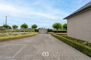 Ben jij op zoek naar een prachtig onderhouden villa op een ruim perceel van meer dan 2.000 m² in het landelijke Kaster, een deelgemeente van Anzegem? Gevonden!<br /><br />De slaapkamer en badkamer op het gelijkvloers, de ruime en lichtrijke leefruimtes, de grote garage en het indrukwekkende bijgebouw van meer dan 100 m² zijn maar enkele van de vele troeven die we hier terugvinden!<br /><br />INDELING:<br /><br />GLV:<br />Je komt de woning binnen via de ruime inkomhal met gastentoilet. Van hieruit heb je toegang tot de lichtrijke living die aansluit op de keuken. Verder beschikt het gelijkvloers over een ruime slaapkamer, een badkamer, een aparte bureauruimte en een praktische berging. Ook is er een grote garage aanwezig.<br /><br />1eV:<br />Op het eerste verdiep kom je boven in de nachthal. Van hieruit heb je toegang tot twee slaapkamers en een handige zolderruimte.<br /><br />BIJGEBOUW:<br />Naast de woning bevindt zich een bijzonder ruim bijgebouw van meer dan 100 m². Deze extra ruimte biedt tal van mogelijkheden en is ideaal voor wie nood heeft aan een grote hobbyruimte, opslagplaats of werkruimte.<br /><br />Lijkt deze prachtig onderhouden villa wel iets voor jou? Aarzel dan zeker niet en contacteer ons vandaag nog voor een bezoek!