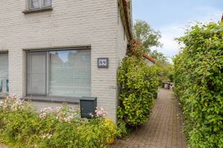 Idyllisch gelegen te renoveren hoevetje.<br /><br />Ontdek dit te renoveren hoevetje op een idyllische locatie.<br /><br />Geniet van een rustige, landelijke omgeving met prachtige vergezichten, terwijl winkels, scholen en verbindingswegen zich op korte afstand bevinden.<br /><br />Een unieke kans om een karaktervolle woning om te vormen tot uw eigen landelijke droomplek.<br /><br /><span>Troeven:<br /></span>- rustige, landelijke ligging<br />- centrale bereikbaarheid<br />- renovatieproject met potentieel<br />- groene omgeving<br />- veel privacy<br />- tal van mogelijkheden<br />- karaktervolle eigendom met charme<br /><br />Stedenbouwkundige inlichtingen zijn in aanvraag.<br /><br />Mis deze unieke kans niet en plan vandaag nog je bezoek!