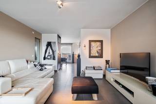 Cet appartement en duplex, prêt à être emménagé, offre une combinaison parfaite de confort, de finitions modernes et d'un emplacement...