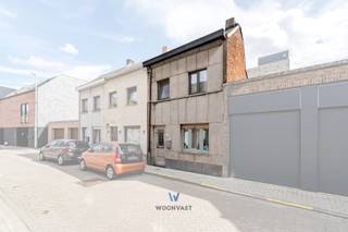 Op zoek naar een ideale investering op een uitstekende locatie? Ontdek dan deze gezellige 1-slaapkamer woning in een rustige straat.<br /><br />Bij het betreden van de woning komen we terecht in een gezellige en lichtrijke leefruimte, deze ruimte staat in directe verbinding met de praktische open keuken. Aansluitend aan de keuken vinden we het toilet.<br /><br />Op de eerste verdieping bevindt zich de badkamer, uitgerust met een comfortabel ligbad. Naast de badkamer treffen we de ruime slaapkamer.<br /><br />Tot slot beschikt de woning over een charmante en onderhoudsvriendelijke stadskoer met zuidoost-oriëntatie.<br /><br />Troeven in een notendop: <br />- Geen renovatieverplichting <br />- Ideaal voor starters, alleenstaanden of koppels<br />- Uitstekende locatie nabij scholen, winkels en horeca <br />- Goede bereikbaarheid qua openbaar vervoer<br />- Rustige straat <br /><br />Hebt u interesse of wenst u een bezoek aan deze woning? Contacteer Kyan via 0470/35.32.06 of kyan@woonvast.be