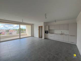 <h3><span>Nieuwbouwappartement met 2 slaapkamers en ruim terras!</span></h3><p><span>Welkom thuis in dit prachtig afgewerkte nieuwbouwappartement, ideaal gelegen in een rustige, moderne woonomgeving. <br />Dit stijlvolle appartement combineert comfort, ruimte en hedendaagse architectuur perfect voor koppels, jonge gezinnen of wie op zoek is naar een kwalitatieve, zorgeloze woonst.</span></p><h4><span>Wat kan u verwachten?</span></h4><ul><li><span> Twee volwaardige slaapkamers met veel lichtinval ideaal als master bedroom, kinderkamer of thuiskantoor</span></li><li><span> Moderne open keuken met centraal eiland dé plek voor culinaire avonden of gezellige etentjes met vrienden</span></li><li><span> Strakke badkamer met ligbad</span></li><li><span> Ruim terras om te genieten van de avond zon</span></li></ul><p><span>Dankzij de grote ramen geniet je van een aangename lichtinval in elke ruimte. De kwalitatieve afwerking en energiezuinige bouw (BEN-normen) zorgen voor een duurzame en toekomstgerichte investering.</span></p><p><span>Of je nu zelf wil intrekken of op zoek bent naar een waardevaste belegging, dit appartement biedt het allemaal.</span></p><h3><span>Klaar om jouw nieuwe thuis te ontdekken?</span></h3><p><span>Contacteer ons vandaag nog voor meer info of een bezichtiging. Wacht niet te lang laatste appartementen beschikbaar!</span></p><p><span> </span></p>