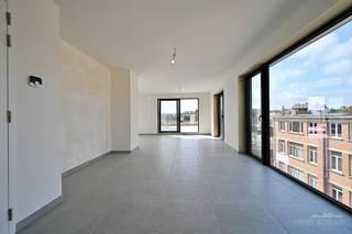 Welkom in deze uitzonderlijke penthouse - centraal gelegen nabij de Grote Markt van Ronse – een zeldzame combinatie van luxe, ruimte en locatie die een waar penthousegevoel creëert.<br /><br />Gelegen op de vierde verdieping van de recente residentie Obelisk, ervaart u hier een unieke vorm van wonen waar licht, elegantie en verfijning centraal staan. Het<strong> prachtige terras van 49 m²</strong>, én een<strong> totaaloppervlak van 161 m²</strong>.<br /><br /><strong>Indeling:</strong> De inkomhal verwelkomt u in een indrukwekkende leefruimte met geïntegreerde keuken, die naadloos aansluit bij het prachtige dakterras. Verder beschikt het appartement over een bureauruimte, een praktische berging, een gastentoilet, een badkamer met ligbad en twee slaapkamers waarvan 1 met badkamer voorzien van inloopdouche.<br /><br /><strong>Troeven:</strong>
<ul>
	<li>Bewoonbare oppervlakte van ca. 161 m²</li>
	<li>Absolute topligging in het centrum  van Ronse</li>
	<li>Riant zonneterras van 49 m² met panoramisch uitzicht</li>
	<li>Mogelijkheid tot aankoop van een ondergrondse parkeerplaats</li>
</ul>
Dit appartement is meer dan een woonst – het is een levensstijl, waar luxe en rust elkaar ontmoeten in een unieke setting.<br />Interesse? Contacteer Kyamo De Smet: 0479 06 13 71