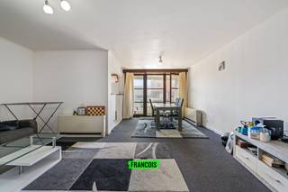 Welkom in het gezellige centrum van Mariakerke, waar dit éénslaapkamerappartement op jou wacht! Geen strak nieuwbouwpareltje, wél een woning...