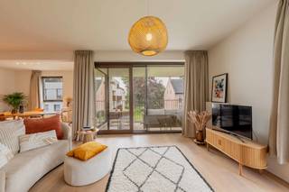 Lichtrijk 2-slaapkamer appartement in Herenthout<br /><br />Het appartement beschikt over een ruime en lichtrijke leefruimte met toegang tot het terras, een uitgeruste keuken, twee slaapkamers en badkamer met dubbele lavabo en douchebad en een bergruimte met aansluiting voor een wasmachine + garagebox A-PP 67.<br /><br />Beschikbaar vanaf 1 oktober 2026. <br /><br />Huurprijs: €1.025 + €75