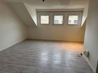 <p><span><strong>Vraag uw bezoek aan via info@optimusvastgoed.be!</strong></span><br /><span><strong>TE HUUR: Gerenoveerd dakappartement met 1 slaapkamer op topligging in het centrum van Hasselt!</strong></span><br /><span>Dit gerenoveerde dakappartement is uitstekend gelegen binnen de kleine ring van Hasselt, op een absolute toplocatie vlak bij het centrum. Dankzij de centrale ligging bevinden winkels, supermarkten, horecazaken en openbaar vervoer zich allemaal op wandelafstand. Ook het Station Hasselt bereik je in enkele minuten te voet, ideaal voor pendelaars!</span><br /><span>Het appartement bevindt zich op de bovenste verdieping en werd recent vernieuwd.</span><br /><span>De lichtrijke woonkamer sluit aan op een volledig uitgeruste keuken, voorzien van alle nodige toestellen. Verder beschikt het appartement over één slaapkamer met ingebouwde kast en airco, een apart gastentoilet en een badkamer met douche en wastafel.</span><br /><span><strong>Ligging:</strong></span><br /><span>Absolute topligging binnen de kleine ring van Hasselt, vlak bij het station, supermarkten, winkels en horeca. Alles bevindt zich op wandelafstand, met een vlotte verbinding naar omliggende gemeenten en autosnelwegen.</span><br /><span><strong>Indeling:</strong></span><br /><span>Inkomhal met ingemaakte kast, woonkamer met open keuken, badkamer, slaapkamer.</span><br /><span><strong>Troeven:</strong></span><br /><span>-Topligging binnen de kleine ring van Hasselt!</span><br /><span>-Station op wandelafstand!</span><br /><span>-Winkels, horeca en supermarkt vlakbij!</span><br /><span>-Airconditioning!</span><br /><span>-Ingemaakte kasten!</span><br /><span>-Recent gerenoveerd!</span><br /><span><strong>EPC D met certificaatnummer 20250411-0003575965-RES-1</strong></span><br /><span><strong>Gemeenschappelijke kosten: € 20 per maand.</strong></span><br /><span>Onmiddellijk beschikbaar.</span></p>