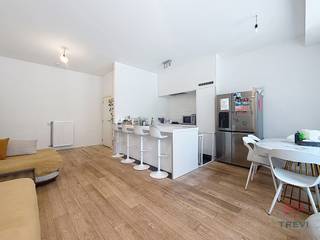 <strong>SCHAERBEEK</strong>, Mooi appartement met 3 slaapkamers in de wijk Meiser van ± 113 m² op de begane grond. Bestaande uit een hal met inbouwkasten, een ingerichte open keuken die uitkomt op de woonkamer, een slaapgedeelte met apart toilet, een wasruimte met aansluitingen voor wasmachine en droger, een badkamer met toilet, 2 slaapkamers en een ouderslaapkamer met eigen terras en doucheruimte. Kelder en parkeerplaats inbegrepen in de huurprijs.<br /><br />
<p><b><u>Begane grond</u> </b>:</p>
<ul>
<li>Entreehal met inbouwkasten</li>
<li>Open, volledig ingerichte keuken (oven, kookplaat, afzuigkap, koelkast, aansluiting voor vaatwasser)</li>
<li>Woonkamer ± 30 m²</li>
<li>Slaapgedeelte met apart toilet</li>
<li>Wasruimte (aansluitingen voor wasmachine en droger)</li>
<li>Slaapkamer 1: ± 10 m²</li>
<li>Slaapkamer 2: ± 12 m²</li>
<li>Badkamer met dubbele wastafel en toilet</li>
<li>Ouderslaapkamer: ± 14 m² met doucheruimte en toegang tot een eigen terras op het westen van ± 14 m²</li>
</ul>
<p>Kelder nr. 2.34<br />Parkeerplaats nr. 2.01</p>
<p><u>Vaste kosten</u> van 150 €/maand voor de gemeenschappelijke ruimtes.<br />Verwarming en warm water: HMS</p>
<p>Beschikbaar vanaf 1 augustus 2026!</p>