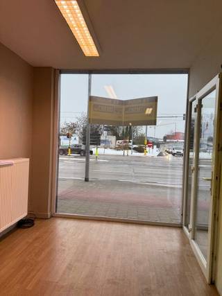Ontdek deze uitgelezen kans: een instapklaar handelspand te huur op de bruisende Brusselsesteenweg 455 in Gentbrugge. Dit gelijkvloerse pand van...