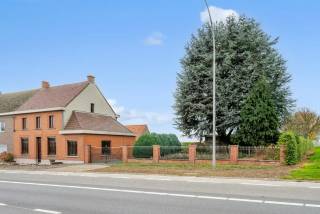 In het glooiende landschap van Zwalm, midden in de Vlaamse Ardennen, schuilt deze eigendom die zich onderscheidt door haar uitzonderlijke schaal, authentieke uitstraling en vooral haar veelbelovende potentieel. Dit is geen doorsnee renovatiewoning. Dit is een ruim en karaktervol eigendom van maar liefst 41 are 01 ca, met een indrukwekkende straatbreedte van circa 29,5 meter, gelegen in woongebied met landelijk karakter. De woning zelf ademt nog de sfeer en charme van vroeger. De solide structuur en verschillende authentieke elementen vormen een bijzonder mooie basis voor wie een woning met ziel wil renoveren en opnieuw tot leven wil brengen. Tegelijk zijn belangrijke investeringen reeds gebeurd: het dak werd vernieuwd, er is dubbele beglazing en de woning beschikt over een moderne keuken. Met een royale bewoonbare oppervlakte, vier slaapkamers op de eerste verdieping en daarboven nog een bijzonder ruime zolderverdieping met vaste trap, ontbreekt het hier allerminst aan mogelijkheden. De zolder is vandaag nog in te richten, maar kan uitgroeien tot een indrukwekkende extra leefruimte. Denk aan bijkomende slaapkamers, een bureau, hobbyruimte, speelruimte, atelier of zelfs een volledig eigen verdieping voor een toekomstige invulling.<br />De ruime stallingen en bijgebouwen bieden plaats voor voertuigen, opslag, materiaal, een atelier of andere projecten. Voor dierenliefhebbers is dit bovendien een bijzonder interessante omgeving, met alle ruimte om landelijk te wonen en te genieten van het buitenleven.<br /><br />Extra troef: uitzonderlijk bouwpotentieel<br />Een bijzonder sterke troef van deze eigendom is de ruime perceelstructuur en de uitzonderlijke straatbreedte van circa 29,50 meter.<br />Het eigendom omvat ruim 41are grond, waarvan een gedeelte naast de bestaande woning interessante mogelijkheden biedt voor een toekomstige bijkomende woonontwikkeling. Dit deel is momenteel niet afzonderlijk als bouwgrond verkaveld, maar de ligging en ruimtelijke context bieden perspectief. Voor een mogelijke bebouwing kan een ontwerpend onderzoek worden voorgelegd aan de gemeente Zwalm. Daarbij wordt bekeken hoe het plan van de architect kan worden ingepast in de bestaande omgeving. Dit betekent dat het perceel naast de woning een enorme meerwaarde heeft, met de waarde van bouwgrond met tal van mogelijkheden.<br /><br />De tweede foto is AI-bewerkt en geeft een beeld van hoe het landhuis op de binnenkoer er na verbouwing kan uitzien, de andere foto's zijn onbewerkt.<br />Neem contact op met Karin voor meer info: 0468/12 68 62 - karin@albert.immo