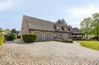 <br /><br />Instapklare villa te koop met 4 slaapkamers, bureau en ruime tuin<br /><br />In Schaffen, een rustige deelgemeente van Diest, vinden we deze volledig gerenoveerde en instapklare villa. De woning ligt op een ruim perceel van meer dan 17 are, op korte afstand van het centrum van Diest, treinstation, openbaar vervoer, scholen en het Oosterlindenveld. Zelfs de warme bakker is op wandelafstand.<br /><br />Deze villa combineert comfort, ruimte en duurzaamheid: met een EPC-label B (120 kWh/m²jaar), 34 zonnepanelen, airco in de woonkamer en alle slaapkamers, en een bewoonbare oppervlakte van maar liefst 481 m².<br /><br /><strong>Indeling:</strong>
<ul><li>Kelder: berging en deels kruipkelder.</li><li>Gelijkvloers: inkomhal, apart toilet, bureau (of extra slaapkamer), ruime woonkamer, open keuken met kookeiland, berging/bijkeuken, sas, wasplaats met douche en dubbele inpandige garage.</li><li>Eerste verdiep: nachthal met ingebouwde kasten, 4 slaapkamers met airco, berging en badkamer met ligbad en inloopdouche.</li><li>Zolder: te bereiken via zolderluik.</li><li>Buiten: ruime tuin met deels overdekt terras aan de achterzijde, bijkomend overdekt terras vooraan en meerdere staanplaatsen.</li></ul>
<strong>Troeven:</strong>
<ul><li>Instapklaar &amp; volledig gerenoveerd – modern comfort zonder bijkomende kosten</li><li>Energiezuinig – EPC B, 34 zonnepanelen en airco</li><li>Veel ruimte – 4 slaapkamers, bureau, dubbele garage en grote bewoonbare oppervlakte</li><li>Groene en rustige ligging – nabij centrum Diest en alle voorzieningen</li></ul>
Een ruime, energiezuinige villa die instapklaar is en comfort en leefkwaliteit perfect combineert.<br /><br />UW DROOMWONING ZO GEVONDEN!