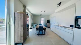 In de K<strong>ortrijkstraat in Ingelmunster</strong> bevindt zich dit <strong>instapklare appartement</strong> op het <strong>1ste verdiep</strong> met een<strong> ruim terras</strong> en een centrale ligging vlak bij winkels, openbaar vervoer en belangrijke invalswegen.<br />Het appartement beschikt over een lichtrijke leefruimte met aansluitend een aangenaam terras waar u in alle rust kan genieten. Verder is er een ingerichte keuken, <strong>1 volwaardige slaapkamer </strong>en een praktische badkamer met alle nodige comfort. De residentie is uitgerust met een lift, wat zorgt voor extra toegankelijkheid.<br />Dankzij het uitstekende EPC-label A woont u hier bovendien energiezuinig en comfortabel, met lagere verbruikskosten als extra voordeel.<br /><br /><strong>Troeven</strong><br />• 1 volwaardige slaapkamer<br />• Ruim terras<br />• Gelegen op het 1ste verdiep<br />• Lift aanwezig<br />• Energiezuinig appartement (EPC A)<br />• Centrale ligging in Ingelmunster<br />• Gemeenschappelijke kosten 60 euro extra<br /><br />Huurprijs: €755/maand<br />Interesse? Bel ons via<strong> 050 50 12 12</strong> voor meer informatie of een bezoek.