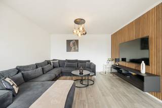 <p><strong>GOED ONDERHOUDEN EN INSTAPKLAAR APPARTEMENT MET TWEE SLAAPKAMERS, B-LABEL, CONFORME ELEKTRICITEIT EN APARTE GARAGE OP GEWILLIGE LOCATIE TE REKEM (LANAKEN)<br /></strong><br />Aan de rand van het gezellige Rekem, ter hoogte van de Steenweg 225, vinden we dit volledig gerenoveerde en instapklare appartement terug. Deze locatie staat garant voor een goede bereikbaarheid van de omliggende gemeentes Maasmechelen, Zutendaal en As. Ook de Nederlandse grens bevindt zich op een boogscheut waardoor deze locatie de ideale uitvalsbasis is voor iedereen die belang hecht aan een vlotte verbinding. Tevens zijn alle voorzieningen zoals supermarkten, apothekers, scholen en fitnisscentra allemaal gelegen binnen de 5 minuten wandelafstand.<br /><br />Je betreed het kleinschalige appartementgebouw via de gemeenschappelijke inkomhal die beschikt over zowel een trap als een lift. Het appartement bevindt zich op de eerste verdieping en kreeg een grondige update sinds de aankoop door de huidige eigenaar. Het appartement beschikt over een aparte inkomhal, waar zich tevens ook een apart gastentoilet bevindt. Rechtdoor bevind zich dan de gezellige woonruimte met volledig geïnstalleerde open keuken. De woonkamer kenmerkt zich door de natuurlijke lichtinval door de grote raampartijen. Vanuit de woonkamer krijg je ook toegang tot het gezellige terras aan de voorkant van het gebouw.<br /><br />Verder beschikt dit appartement over twee ruime slaapkamers, een aparte bergruimte met aansluiting voor de wasmachine en droogkast en de badkamer met ligbad en lavabo-meubel. Belangrijk aan het appartement is dat deze beschikt over een zeer gunstig EPC-label mede door de HR-beglazing in aluminiumprofielen en de nieuwde condenserende gas-ketel. Ook de elektrische installatie is conform.<br /><br />Als kers op de taart beschikt het appartement over een aparte kelderberging die dienst doet als extra stockageruimte en is er een individuele privé-garage op het perceel.<br /><br />Het appartement is op heden verhuurd voor een huurprijs van €750/maand en levert de eerste maanden een gunstig rendement op. Het appartement is dus zowel uiterst geschikt voor eigen bewoning, als dat deze geschikt is als verdere investering.<br /><br />Wie op zoek is naar een instapklaar en goed onderhouden appartement, is hier aan het juiste adres! <br />Meer info? Contacteer ons op 011 96 51 76 of mail naar info@momentumvastgoed.be!<strong><br /></strong></p>