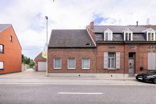 Deze ruime woning op een perceel van 637 m² biedt een sterke renovatiekans voor wie op zoek is naar een project met potentieel. Met 160 m² bewoonbare oppervlakte, drie slaapkamers en een gunstig EPC‑label, vormt dit pand een ideale basis om volledig naar eigen smaak te moderniseren.<br /><br />Indeling<br /><br />Gelijkvloers:<br />• Inkom<br />• Woonkamer<br />• Keuken<br />• Badkamer<br />• Veranda<br />• Garage + zolderruimte (32,7 m²)<br /><br />1ste verdieping:<br />• Trappenhal<br />• Slaapkamer 1 (27 m²)<br />• Slaapkamer 2 (12,6 m²)<br />• Slaapkamer 3 (11 m²)<br /><br /><br />Mis deze kans niet! Plan snel je bezoek en ontdek dit ruim pand zelf.<br />Voor alle foto's, attesten en plannen bezoek onze website : Albert.immo<br />0474 34 43 00<br />bart.gerardi@albert.immo<br />www.albert.immo