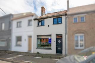 Rijwoning met ruime tuin, uitweg met garage en uitbreidingsmogelijkheden.STARTPRIJS: Elk bod boven deze startprijs, wordt voorgelegd aan de eigenaars, die al dan niet kunnen in gaan op dit aanbod.Deze gezellige rijwoning is ideaal gelegen op korte afstand van de zee, winkels, scholen en het openbaar vervoer.De woning beschikt over een lichtrijke leefruimte met aansluitend de leefkeuken met handige berging en wasplaats en zicht op de terrassen en de tuin.Op de verdieping bevinden zich de badkamer en 2 ruime slaapkamers, via de vaste trap bereikt u de zolder, die eenvoudig kan worden ingericht tot extra slaap-of hobbykamer.Buiten geniet u van een ruime, zonnige tuin. Achteraan de tuin is er een handige uitweg naar de achterliggende straat, waar ook de garage bevindt. Dit zorgt voor een vlotte bereikbaarheid en extra comfort!Dankzij het aanwezige potentieel is deze woning ideaal voor handige doe-het-zelvers, investeerders of kopers die op zoek zijn naar een renovatieproject met toekomst!De hoge epc score is te wijten aan de pellet kachel, dit is makkelijk op te lossen door het plaatsen van gas radiatoren. Contacteer Regine voor een bezoek ter plaatse:0493 11 20 50regine@correctvastgoed.beWij verzorgen ook de schatting van uw woning. Bel voor meer info!Vanaf heden kunt u gebruik maken van onze online schattingstool om de waarde van uw woning helemaal vrijblijvend na te gaan.👉 https://www.correctvastgoed.be/schatting