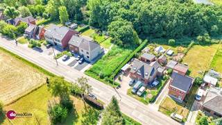 <p><span>Bouwgrond met vergunning voor exclusieve circulaire villa nabij de Dijle Muizen</span></p><p><span> </span></p><p><span>In het landelijke Muizen komt een bijzonder project tot leven: een circulaire villa op paalfundering, ontworpen door </span><span>S3 Architecten &amp; Bautonic</span><span>. Dankzij de innovatieve bouw op palen is de woning perfect afgestemd op de nabijheid van de Dijle.</span></p><p><span> </span></p><p><span>Wat koop je? </span><span>De grond mét de bouwvergunning en plannen.</span><span> Een kant-en-klaar dossier dus, waarbij je meteen kan starten met bouwen. Het ontwerp streeft naar een </span><span>BEN20-woning</span><span> met onder andere geothermie.</span></p><p><span> </span></p><p><span>De villa bestaat volgens de vergunning uit 2 bouwlagen, een ruime leefruimte met open keuken en bureau op het gelijkvloers, en 3 slaapkamers met 2 badkamers op de verdieping. Grote glaspartijen brengen de tuin maximaal binnen.</span></p><p><span> </span></p><p><span>Een unieke kans voor wie droomt van een duurzame en vooruitstrevende woning op een prachtige locatie!</span></p><p><span> </span></p><p><span>Meer info of de plannen inkijken? Contacteer ons vandaag nog!</span></p><p><span> </span></p><p><span>015 20 36 00 - info@domoxim.be </span></p><p><span> </span></p><p><span>domoXim. Waar dromen thuis komen!</span></p><p><span> </span></p><p><span>Ook de waarde van je </span><span>eigen </span><span>woning kennen? Wij geven je graag advies.</span></p>