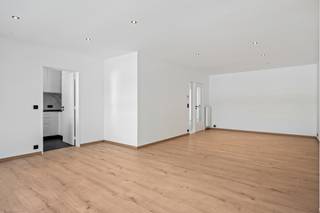 We treffen dit schitterend gerenoveerd en ruim appartement op de eerste verdieping van een goed onderhouden gebouw (zonder lift) in de residentiële wijk Elsdonk. Vanuit de ruime inkomhal met vestiaire hebben we toegang tot drie volwaardige slaapkamers, waarvan één uitgeeft op het fijne, zonnige zuid-terras. Er is een apart toilet en een badkamer met ligbad en lavabo. De woonkamer met sierhaard geeft langs een grote glaspartij uit op een balkon. Al het schrijnwerk, de terrassen en borstweringen werden trouwens eveneens recent gerenoveerd. Aansluitend treffen we de volledig uitgeruste keuken. Een achterliggende garagebox dient mee te worden gehuurd aan 80 euro/maand.<br />Kenmerken: - drie slaapkamers, -knappe lichtinval, -mooi EPC, -fijne buurt, -dak geïsoleerd, -mooi en volledig gerenoveerd, -condensatieketel, -lage gemeenschappelijke kosten (80 euro/maand), -garagebox, -…<br />Plannen en documentatie te vinden op www.reds.be. Voor extra info of een bezoek, contacteer Daniël via mail (daniel@reds.be) of telefoon (0475.25.30.64), dat mag trouwens gerust ook ’s avonds of in het weekend!