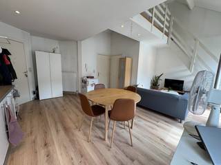 Eénslaapkamer appartement op de derde verdieping in een gebouw zonder lift.<br />Afvalberging en fietsenberging aanwezig. <br /><br />Indeling: <br />- leefruimte met open keuken uitgerust met elektrisch kookvuur, dampkap, spoelbak en ijskast. <br />- badkamer met ligbad, toilet, lavabo en aansluiting wasmachine<br />- mezzanine voor extra zitruimte of bergruimte <br /><br />Ideaal voor een alleenstaande of koppel<br /><br />Beschikbaar vanaf 1 september <br /><br />€95 provisiekosten voor water, onderhoud + verbruik algemene delen, jaarlijkse controle van de cv ketel, afval containers en brandverzekering.<br /> 