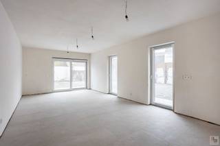 <strong>Mogelijkheid tot aankopen aan 6% BTW !!</strong>*<br /><br />Residentie 'Bella Locus' is een kleinschalig wooncomplex bestaande uit 10 betaalbare nieuwbouwappartementen (1ste fase) en is terug te vinden in het centrum van Ronse, doch omgeven door groen en rust en uitzicht op de vernieuwde "vrijheid". Dit in een tweede bouwlijn (geen straatlawaai), op de hoek van de Kruisstraat met de Libbrechtstraat. Het nieuwbouwproject is vlot bereikbaar en bevindt zich op een steenworp van winkels, scholen, openbaar vervoer, de Grote Markt, etc.<br /><br />Indeling:<br />Inkomhal, apart toilet, leefruimte met open-keuken, terras met gemeenschappelijke groen, berging, 2 slaapkamers, badkamer en een autostandplaats.<br /><br />Pluspunten:<br />+ Bijna-energieneutraal (EPC: A en E-peil: 20)<br />+ Vrije keuze afwerking (o.a. keuken, badkamer, vloeren,...) zolang het bouwproces dit toelaat<br />+ Afwerking bestaat uit duurzame materialen<br />+ Vloerverwarming via warmtepompen<br />+ Zonnepanelen<br />+ Gemeenschappelijke laadpalen voor elektrische wagens<br /><br />De eerste fase van de bouwwerken zijn reeds uitgevoerd, <strong>kom gerust vrijblijvend ons model-appartement bezoeken !!</strong><br /><strong>Contacteer IMMOBOSS</strong> via 0488 98 13 30 of jens@immoboss.be<br /><br /><em>*Onder bepaalde voorwaarden.</em>