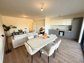 Ontdek dit ruim en lichtrijk doorloopappartement met 3 slaapkamers en een uitstekende ligging. Dankzij de doorlopende indeling en grote...