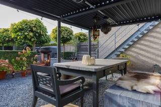 Ontdek dit uniek appartement waar comfort, ruimte en functionaliteit naadloos samenkomen. Dankzij de doordachte indeling en hoogwaardige afwerking geniet je hier van een uitzonderlijke woonbeleving, met oog voor detail en hedendaags wooncomfort.<br /><br />De halfopen keuken is volledig uitgerust en voorzien van een praktisch eiland en een aparte ontbijtkast. De ruime woonkamer met bureau straalt warmte uit en biedt een aparte zithoek met ingemaakte kasten en een sfeervolle gashaard. Extra bergruimte vind je in de wasberging met bijkeuken, een aparte technische berging en een handige vestiaire. Zowel een gastentoilet als een apart toilet zorgen voor extra comfort.<br /><br />Via de gang langs de binnentuin bereik je 2 slaapkamers die elk beschikken over een lavabo en een gedeelde douche, terwijl de masterbedroom uitpakt met een royale dressing en een aangrenzende badkamer, uitgerust met een inloopdouche en een luxueus spa-bad.<br /><br />Een absolute troef is het magnifieke ruim en zuidgericht terras van maar liefst 64 m² grenzend aan de keuken. De prachtige stadstuin met overdekte zitplaats biedt directe toegang tot het ruime magazijn en de garage.<br /><br />Het appartement beschikt over 3 garages, waarvan elks optioneel aan te kopen is aan €30.000/ per garage.<br /><br />Wees er snel bij en contacteer ons vandaag voor een bezoek — wij leiden je graag rond in dit uniek appartement!