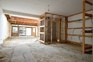 In een rustige straat, op een gunstige ligging nabij winkels, scholen, openbaar vervoer en andere voorzieningen, bevindt zich deze woning met heel wat mogelijkheden.<br />Dankzij de vlotte verbinding naar belangrijke invalswegen combineert deze woning rustig wonen met een uitstekende bereikbaarheid.<br /><br />Indeling als volgt:<br />Bij het binnenkomen kom je terecht in de inkomhal, die toegang biedt tot een ruime open plaats die je volledig naar eigen smaak kunt inrichten. Hier creëer je met wat visie en renovatiewerken een gezellige leefruimte met open keuken, een polyvalente ruimte (bureau, hobbykamer, ...) en apart sanitair.<br /><br />Op de eerste verdieping bevinden zich 3 slaapkamers en een badkamer, uitgerust met een douche, lavabo en toilet.<br />Ook de zolder biedt tal van mogelijkheden en kan dus extra ruimte creëren volgens jouw wensen en behoeften.<br /><br />Achteraan de woning bevindt zich een aangename, zonnige tuin waar je in alle rust kunt genieten van het buitenleven. Dankzij de aanwezige tuinberging beschik je bovendien over extra praktische opbergruimte.<br /><br />Verder beschikt de woning ook nog over een kelder.<br /><br />Ben je op zoek naar een renovatieproject dat je volledig naar je eigen hand kunt zetten?<br />Dan is dit misschien wel de ideale opportuniteit!<br /><br />Onze ref. DEV5247
