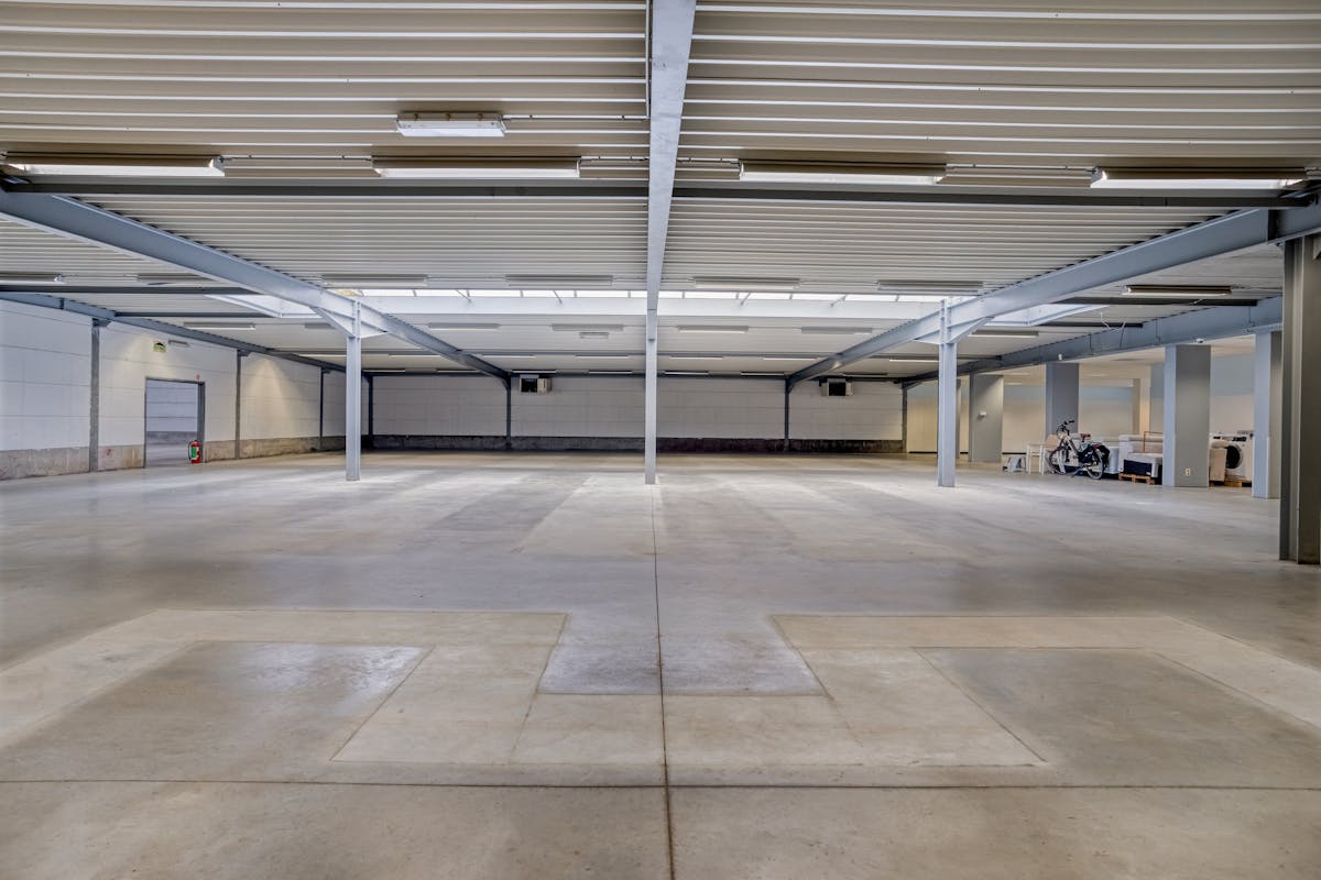 Local commercial avec entrepôt à louer dans la Stationsstraat à Oostkamp - photo 5