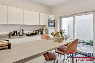 Op een boogscheut van het bruisende centrum van Kortrijk vinden we deze charmante en instapklare woning, die in 2021 volledig werd gerenoveerd met...