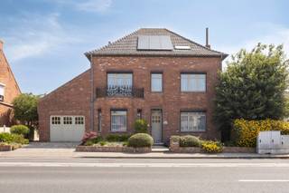 We heten u graag welkom in deze karakteristieke villa te Woumen, een deelgemeente van Diksmuide. Deze villa biedt u een zee aan ruimte...