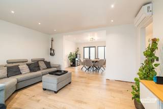 Ruimte, comfort en energiezuinig wonen komen samen in deze volledig gerenoveerde halfopen bebouwing in Kruisem!<br /><br />Deze instapklare gezinswoning combineert een totaalrenovatie met een uitzonderlijk ruime indeling en hedendaags wooncomfort. Met een bewoonbare oppervlakte van maar liefst 235 m², vier volwaardige slaapkamers en een perceel van 720 m² is dit de ideale thuis voor wie op zoek is naar ruimte, zowel binnen als buiten.<br /><br />De woning bevindt zich in Kruishoutem, deelgemeente van Kruisem, op een gunstige locatie met een vlotte verbinding naar het centrum, winkels, scholen en belangrijke invalswegen.<br /><br />Bij het betreden van de woning kom je terecht in de inkomhal, die toegang biedt tot de verschillende leefruimtes. Links bevindt zich de volledig nieuwe keuken, uitgerust met alle nodige toestellen, en toegang tot de praktische kelder. Rechts geniet je van een aangename woonkamer met zicht op de tuin. Verder beschikt het gelijkvloers over een extra ruimte die perfect kan dienen als bureau of berging.<br /><br />Op de tussenverdieping bevindt zich de badkamer. De eerste verdieping telt maar liefst vier ruime slaapkamers en een afzonderlijk toilet.<br /><br />Een absolute meerwaarde is de zolderverdieping van 60 m², bereikbaar via een vaste trap. Deze biedt nog tal van mogelijkheden voor wie extra slaapkamers, een hobbyruimte of een polyvalente ruimte wenst te creëren.<br /><br />Ook buiten heeft deze eigendom heel wat te bieden. Het perceel van 720 m² beschikt over een tuin die eveneens toegankelijk is via een praktische zij-ingang. Bovendien zijn er maar liefst drie afzonderlijke garageboxen aanwezig, ideaal voor wie meerdere wagens, extra opslagruimte of ruimte voor hobby's nodig heeft.<br /><br />Ook op energetisch vlak scoort deze woning bijzonder sterk. Dankzij de grondige renovatie beschikt de woning over een uitstekend EPC-label A. Het gelijkvloers wordt verwarmd via vloerverwarming op aardgas, terwijl de eerste verdieping voorzien is van centrale verwarming. Daarnaast is er airconditioning aanwezig op beide verdiepingen. De 17 zonnepanelen, twee regenwaterputten van elk 10.000 liter en de conforme elektrische installatie maken het geheel compleet.<br /><br />Kortom, een volledig gerenoveerde en energiezuinige gezinswoning waar ruimte, comfort en praktische voorzieningen centraal staan.<br /><br />Interesse in deze woning? Neem gerust contact op met Ruben via ruben@immofrancois.be of 0479/60.36.94 voor meer informatie of een bezoek ter plaatse.<br /><br />Denk je eraan om zelf een woning in Kruisem of omgeving te verkopen? Contacteer Ruben vrijblijvend voor een gratis waardebepaling.<br /><br />