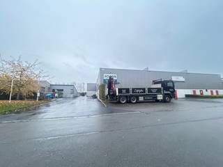 Deze ruime en instapklare loods is gunstig gelegen in een ambachtelijke zone, niet ver van de oprit van de autosnelweg in Menen. Ideaal voor...