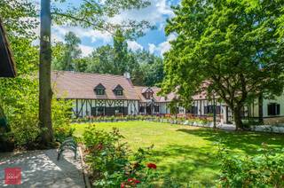 Zeer ruime eigendom bestaande uit inkomhal, grote living met open haard en eethoek, aparte eetplaats, keuken, bijkeuken, bureel (bibliotheek),...