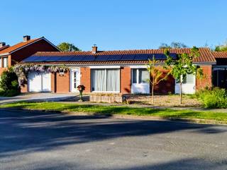 [[ DIT PAND NEEMT DEEL AAN DE ERA OPEN HUIZEN DAG OP 13/6 VAN 16:00 TOT 17:00 ]] 
<p>Te koop: halfopen instapklare bungalowwoning in Veurne, gelegen aan de Nachtegalenlaan aan de stadsrand, nabij scholen en openbaar vervoer.</p>

<p>Deze woning uit 1972 biedt een praktische indeling en een rustige ligging met alle voorzieningen binnen handbereik. Geniet van een aangename tuin, een garage en een functionele leefruimte. De locatie combineert het comfort van wonen op de stadsrand met de nabijheid van dagelijkse faciliteiten.</p>

<p>Belangrijkste ruimtes:<br />• Inkomhal met toegang tot de leefruimte<br />• Gezellige woonkamer met ruimte voor eet- en zithoek<br />• Functionele keuken met directe verbinding naar het terras<br />• Twee slaapkamers en een kleinere kamer die als kinderkamer of bureau kan dienst doen.<br />• Gerenoveerde badkamer<br />• Garage en staanplaatsen voor extra comfort<br />• Leuke tuin met tuinhuis en terras om buiten te genieten</p>

<p>Troeven:<br />• Rustige ligging op de stadsrand van Veurne<br />• gelijkvloerse woning aangepast aan ouder worden<br />• goed geïsoleerde woning voorzien van zonnepanelen met EPC C<br />• autoluwe kindvriendelijke wijk<br />• Nabij scholen en openbaar vervoer<br />• Ruime zonnige tuin met terras en tuinhuis</p>

<p>Neem vandaag nog contact op met je ERA-makelaar voor een bezoek.</p>