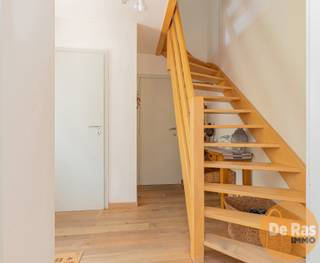 BUGGENHOUT - Deze volledig instapklare en goed onderhouden woning is uitstekend gelegen in een rustige en doodlopende straat. Alle voorzieningen...