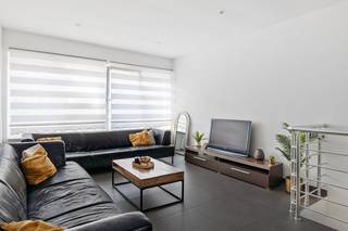 Op een uitstekende en centrale locatie in Mechelen vinden we deze volledig gerenoveerde handelswoning, bestaande uit een handelspand van 100 m² gecombineerd met een ruim appartement van 96 m² met twee slaapkamers. Een bijzonder interessante opportuniteit voor wie op zoek is naar een instapklaar en energiezuinig opbrengsteigendom op een toplocatie.<br /><br />Dankzij de centrale ligging geniet u van een uitstekende bereikbaarheid en bevindt u zich op korte afstand van het centrum van Mechelen, winkels, horecazaken, scholen en het openbaar vervoer.<br /><br />Het gelijkvloers omvat een handelsruimte van maar liefst 100 m². Deze ruime en polyvalente oppervlakte biedt tal van mogelijkheden en kan ingericht worden volgens de noden van een zaak, kantoor, praktijkruimte, showroom of andere commerciële activiteit.<br />Op de verdieping bevindt zich het appartement van 96 m². De woonruimte beschikt over een aangename leef- en eetruimte, een keuken, badkamer en twee volwaardige slaapkamers. Dankzij de recente renovatie en energiezuinige afwerking is dit een instapklaar appartement met hedendaags comfort.<br /><br />Zowel het handelspand als het appartement zijn momenteel verhuurd, wat deze eigendom bijzonder interessant maakt als investering.<br />Dit is een uitstekende opportuniteit als u op zoek bent naar een gerenoveerde en energiezuinige handelswoning met opbrengstpotentieel op een toplocatie in Mechelen. Contacteer ons voor meer informatie op 0487 32 91 87 of neem een kijkje op www.boonstravastgoed.be.<br /><br />Bijzonderheden:<br />- Toplocatie in Mechelen<br />- Gerenoveerd en energiezuinig<br />- Handelspand en appartement momenteel verhuurd