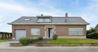 <p>Ontdek deze ruime, solide woning gelegen in een rustige, doodlopende straat, waar privacy en rust hand in hand gaan. De woning is licht te renoveren en biedt alle troeven om er een warme, eigentijdse gezinswoning van te maken.</p>
<p>Op het gelijkvloers kom je binnen via een ruime inkomhal met plaats voor vestiaire en een apart gastentoilet. De aangename leefruimte geniet van veel natuurlijke lichtinval en een gezellige open haard, perfect voor knusse avonden. De volledig ingerichte keuken biedt rechtstreekse toegang tot de tuin en het deels overdekte terras. Verder vind je op dit niveau ook een praktische bureauruimte (die eveneens kan dienen als extra slaapkamer), twee slaapkamers en een garage met werkput, ideaal voor de doe-het-zelver of autoliefhebber.</p>
<p>De eerste verdieping omvat een derde slaapkamer en twee ruime zolderkamers die eenvoudig kunnen worden ingericht als extra slaapkamers, hobbyruimtes of bureaus.</p>
<p>De kelderverdieping biedt extra bergruimte met twee ruime kelders, waarvan één momenteel is ingericht als wijnkelder. De andere kelder huisvest de verwarmingsketel.</p>
<p>De tuin omringt de woning en is bereikbaar via de garage, keuken en woonkamer. Het deels overdekte terras nodigt uit om te genieten van het buitenleven in alle seizoenen.</p>
<p>Daarnaast beschikt de woning over rolluiken en een alarmsysteem voor extra comfort en veiligheid. <br />Deze woning is ideaal voor wie op zoek is naar ruimte, rust en mogelijkheden om zijn eigen stempel te drukken op een degelijk gebouwde woning met karakter.</p>
<p><strong>EPC:</strong> 748 kWh/m²</p>
<p></p>