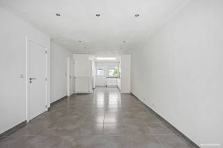 Cette maison a été entièrement rénovée il y a quelques années et comprend : un hall d'entrée avec débarras, un salon avec cuisine attenante et débarras, des toilettes et une salle de bains.<br /><br />À l'étage : 3 chambres.<br /><br />Escalier fixe menant à la chambre mansardée aménagée.<br /><br />Jardin avec terrasse et abri de jardin.<br /><br />+ Logement prêt à emménager ;<br />+ Chauffage central au gaz ;<br />+ Double vitrage ;<br />+ Disponible immédiatement ;<br />+ Électricité conforme.<br /><br />EPC 250 kWh/m² UC3673923<br /> 