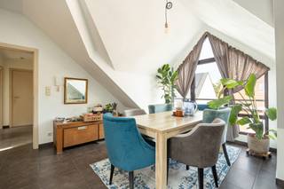 Dakappartement met twee slaapkamers en een gemeenschappelijke kelder. Epc-score: 201 kWh/m² (Label C)Ligging: centrum van VosselaarIndeling:...