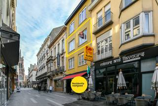 Aangenaam en lichtrijk 2-slaapkamerappartement van ca. 89 m², gelegen op de tweede verdieping in het centrum van Blankenberge. Dit verzorgd appartement in een karaktervol gebouw uit 1930 combineert een praktische indeling met modern comfort en een uitstekende ligging vlakbij winkels, openbaar vervoer en de zeedijk.<br /><br />Via de inkomhal komt u in de ruime leefruimte, afgewerkt met een laminaatvloer en voorzien van grote raampartijen die zorgen voor een mooie lichtinval. Aansluitend bevindt zich de functionele keuken, uitgerust met oven, elektrische kookplaat, dampkap en spoelbak.<br /><br />Het appartement telt twee volwaardige slaapkamers, beide voorzien van laminaatvloer en centrale verwarming op aardgas. De badkamer is praktisch ingericht met ligbad, lavabo en aansluiting voor een wasmachine. Verder is er een apart toilet en een handige berging met cv-ketel en zekeringskast.<br /><br />Met een EPC-label B (189 kWh/m² jaar) is er geen renovatieplicht, wat dit appartement extra interessant maakt voor zowel eigen bewoning als investering. Dankzij de dubbele beglazing in PVC en de centrale ligging vormt dit een uitstekende opportuniteit voor wie comfortabel wil wonen aan de kust. Momenteel is het appartement verhuurd.
