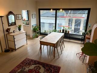 Op zoek naar een lichtrijk appartement op een toplocatie in Antwerpen? Dit aangename 1-slaapkamerappartement op de vierde verdieping combineert een open zicht en een uitstekende ligging vlakbij het Groen Kwartier.<br /><br />Het appartement geniet van veel natuurlijke lichtinval en een uitzicht, wat zorgt voor een ruim en aangenaam gevoel.<br /><br />Extra troef is de praktische privatieve berging op het gelijkvloers, ideaal voor voorraad of extra opslagruimte. Op de gelijkvloers is eveneens een gemeenschappelijke fietsenberging aanwezig.<br /><br />Gelegen op wandelafstand van het Groen Kwartier, winkels, horeca, openbaar vervoer (Berchem station) en belangrijke invalswegen. Een ideale woonst voor starters, alleenstaanden of als investering.<br /><br />Geen asbest + elektriciteit conform.<br /><br />Kijkdag op 14 juni. Aanvraag tot bezoek kan op llstraat333@gmail.com.<br />Instelprijs EUR 215.000. Momenteel verhuurd.