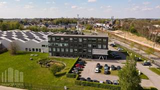 This move-in-ready office space of 431 m² is located in a pleasant, green environment in a strategic location with easy access to the E40 motorway. The nearby N9 also provides a direct and efficient connection towards Asse, the centre of Aalst, and surrounding municipalities, significantly enhancing accessibility for staff, clients, and logistics.<br /><br />The office benefits from abundant natural light and is fitted with double glazing. High-quality finishes include a raised access floor, carpet flooring, a welcoming dining area with kitchenette, and modern sanitary facilities. The well-thought-out layout combines functionality and comfort, featuring glass partitions and various zones ideally suited for meeting rooms and individual discussion spaces. The building is also equipped with a high-performance HVAC system and energy-efficient LED lighting.<br /><br />Public transport is easily accessible in the immediate vicinity, with bus stops just 200 m away (lines 213 and 214) and a train station located 900 m to 1 km away. The planned new pedestrian and cycling connection to the station will further enhance accessibility.<br /><br />The building offers ample parking facilities for both employees and visitors. <br /><br />Contact <strong>PANORAMA B2B</strong> for more information or to arrange a non-binding site visit on <strong>+32 477 09 00 09.</strong>
