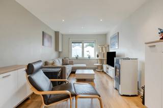 <strong>Halfopen bebouwing met twee slaapkamers en ruime tuin.</strong><br /><br /><strong>Indeling:</strong><br />U betreedt de woning via de inkomhal die toegang verleent tot <strong>de leefruimte met eetgedeelte</strong> en de keuken die voorzien is van een oven, vaatwasser en voldoende opbergruimte. Achterin de keuken bevindt zich de badkamer voorzien van <strong>een inloopdouche, lavabomeubel, toilet en aansluiting voor wasmachine en droogkast.</strong> <br />Op het <span>gelijkvloers</span> bevindt zich de eerste slaapkamer met ensuite dressing.<br />Op de <span>eerste verdieping</span> bevindt zich de tweede slaapkamer.<br />De woning beschikt over een <strong>uitgestrekte noordoost georiënteerde tuin</strong> met vijver en tuinberging.<br /><br /><strong>Bijzonderheden:</strong><br />Gerenoveerde woning met <strong>zonnepanelen;</strong><br />Grote en aangename tuin;<br />Parkeerplaats voor de deur;<br />Centraal en vlot bereikbaar.<br /><br /><strong>Ligging:</strong><br />Gelegen in de directe omgeving van <strong>scholen, winkels, openbaar vervoer en grote invalswegen</strong>.