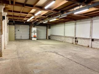 Atelier van 108,5 m² in centrum Kuurne met sectionaal poorten.Deze loods/atelier of magazijn is voorzien van elektriciteit en verwarming (mazout)...