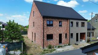 Casco nog af te werken halfopen nieuwbouwwoning te Oudegem, gelegen op wandelafstand van de dijk en het wandelpad langs de Dender, en op fietsafstand van zowel Dendermonde als Sint-Gillis. De woning is gebouwd op een perceel van circa 227 m² en beschikt over een royale bewoonbare oppervlakte van 190 m². Dankzij de halfopen structuur geniet u van extra lichtinval en een open gevoel in de ruime leefruimtes. De woning omvat drie volwaardige slaapkamers en een ruime zolderverdieping die zich perfect leent tot het inrichten van extra slaapkamers, een hobbyruimte of een thuiskantoor. Aan de zijkant van de woning bevindt zich een praktische oprit, die zorgt voor parkeergelegenheid op eigen terrein. Deze woning wordt casco aangeboden, wat betekent dat u de afwerking nog volledig naar eigen smaak en wensen kunt bepalen en uitvoeren — van vloeren en keuken tot badkamer en schilderwerken. Dit biedt u de unieke mogelijkheid om de woning volledig naar uw persoonlijke stijl om te vormen. Indien gewenst, kunnen wij u hierbij ondersteunen: wij bieden de mogelijkheid om de volledige afwerking voor u te coördineren in samenwerking met betrouwbare partners, zodat u zorgeloos kunt genieten van het eindresultaat.<br /><br />Interesse in een bezichtiging of meer informatie over de afwerkingsmogelijkheden? Neem gerust contact met ons op via 052 52 52 10 of info@capston.be.