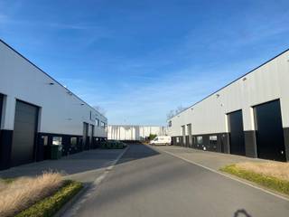 Gunstig gelegen en recent magazijn met verdieping.Dit moderne magazijn, gebouwd in 2020, beschikt over een totale oppervlakte van 216 m² (18 m x 12...