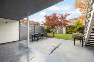 Deze gezellige woning werd de voorbije jaren volledig gerenoveerd met oog voor comfort en kwaliteit. Op het gelijkvloers bevindt zich een...