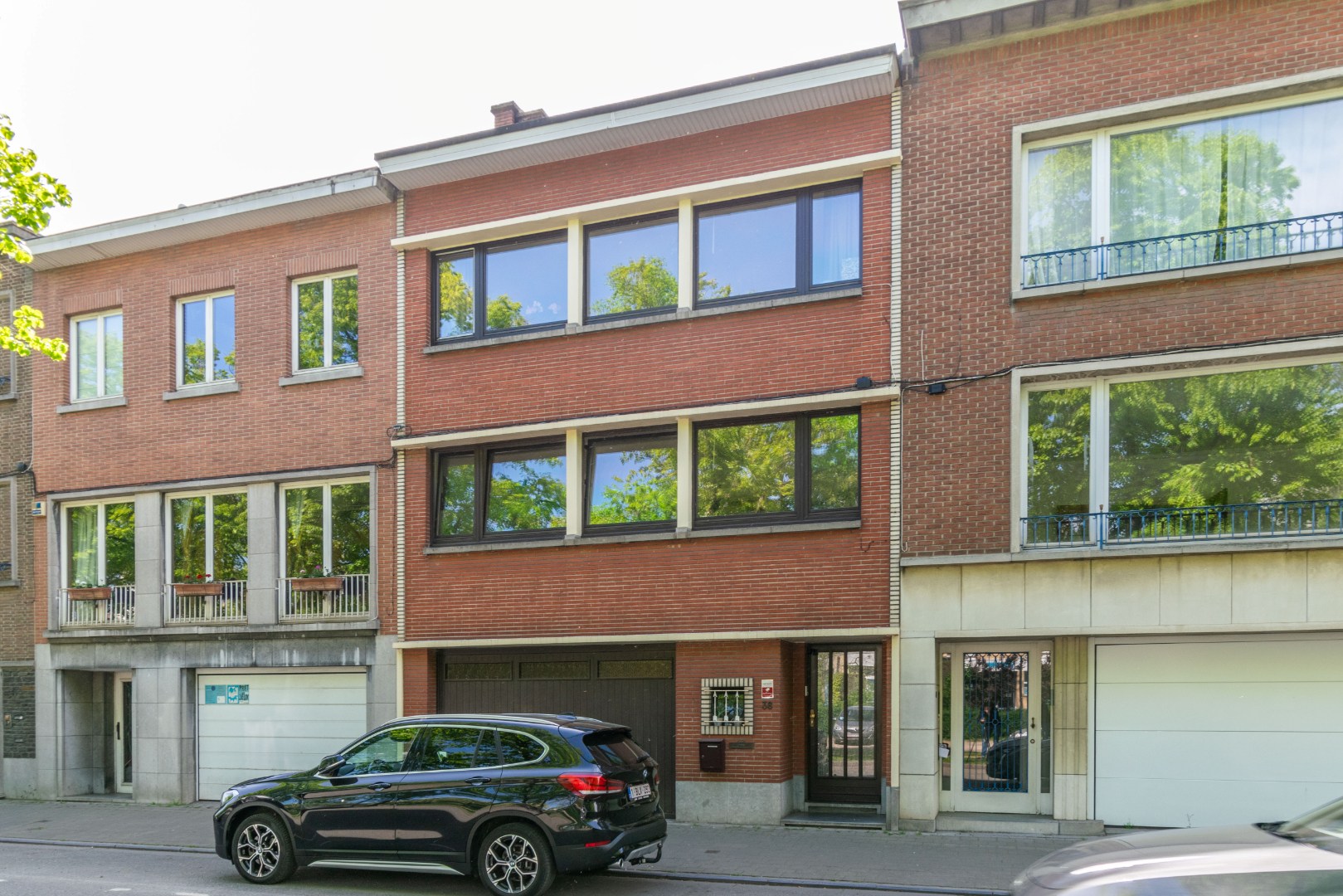 Een opbrengsteigendom bestaande uit 2 appartementen, garage en tuin. - foto 1