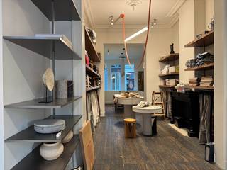 <br />Bent U op zoek zijn naar een veelzijdige en strategisch gelegen commerciële ruimte? <strong>Ligging:</strong> Dit pand is gelegen in het historisch centrum van Gent, aan het Francois laurentplein. In het hart van het commerciële centrum van Gent, vlakbij de Kouter en het Brabantdam, Henegouwenstraat. Deze toplocatie garandeert een uitstekende zichtbaarheid en toegankelijkheid. <strong>BESCHRIJVING:</strong> Het gelijkvloers omvat een commerciële ruimte met dubbele etalage daarnaast treft U op de benedenverdieping nog een toilet en kitchenette/koffiecorner. Het pand werd enkele jaren geleden volledig onderhanden genomen en is dus op vandaag volledig instapklaar met een goede epc A! Inboedel is eventueel over te nemen.